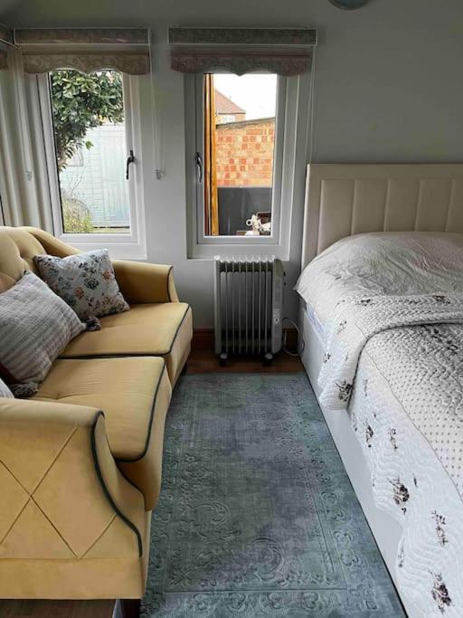 Charming Private Guest House Enfield Exterior foto